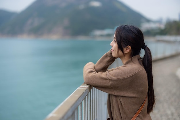 Femme regarde la mer