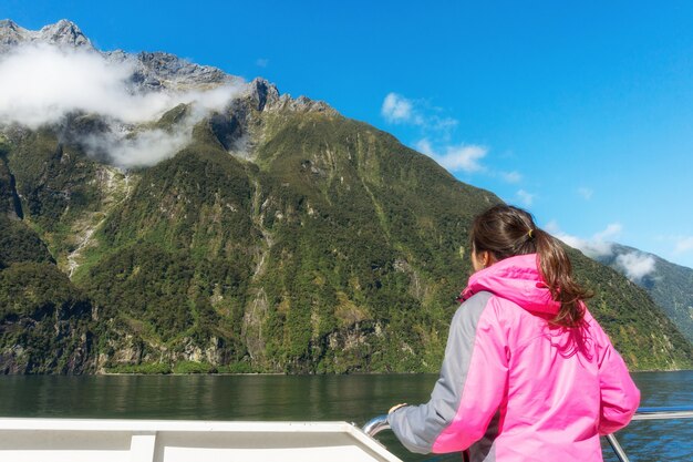 Femme regarde, à, a, montagne