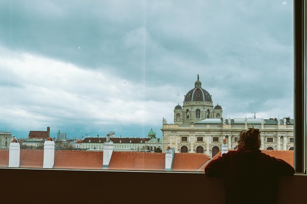 Une femme regarde par la fenêtre de l'opéra de Vienne.