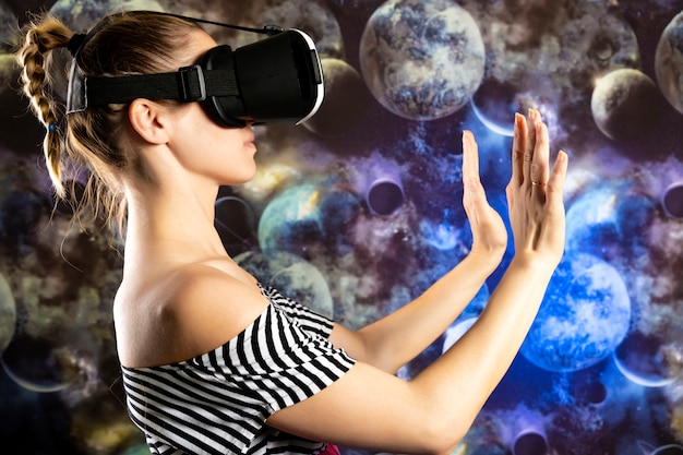 Photo une femme regarde la réalité virtuelle dans l'espace. fond de l'espace