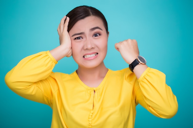 Femme regarde sa montre, elle est en retard