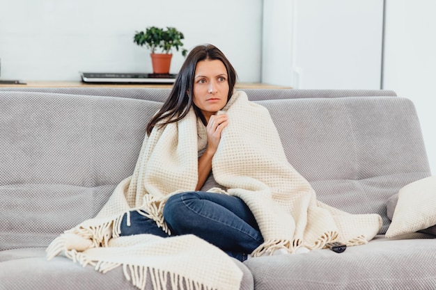 La femme regarde la télé.
