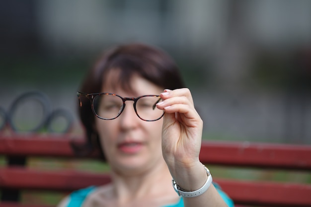 Femme regarde à travers des lunettes