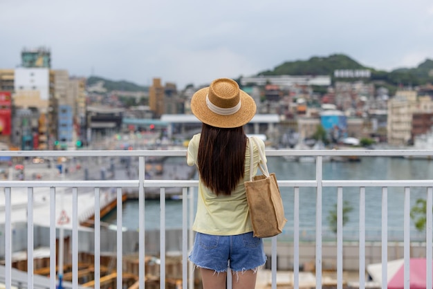 Femme regarde la ville à Kee Lung