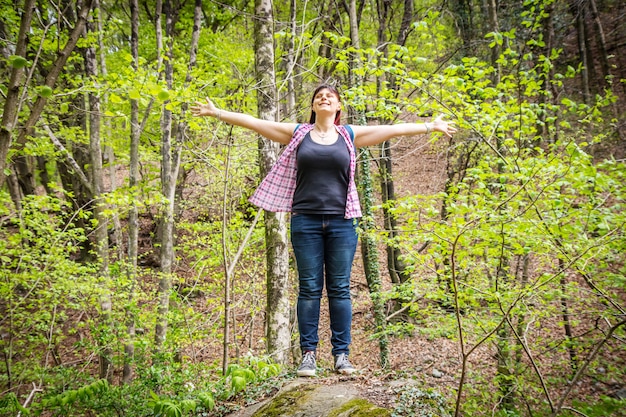 femme regarde la vue depuis le sommet d&#39;un rocher dans les montagnes