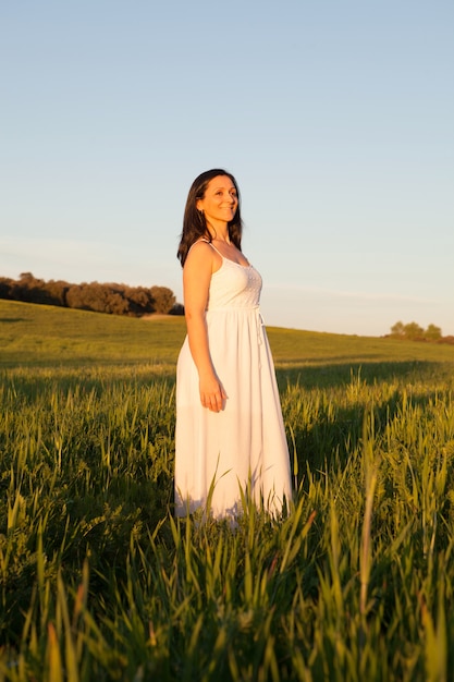 Femme, regarder côté, relaxant, sur, a, pré