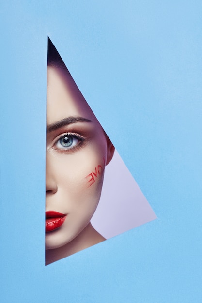 Femme, regarder, dans, triangle bleu, trou