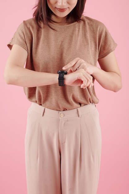 Femme réglage minuterie sur Smartwatch