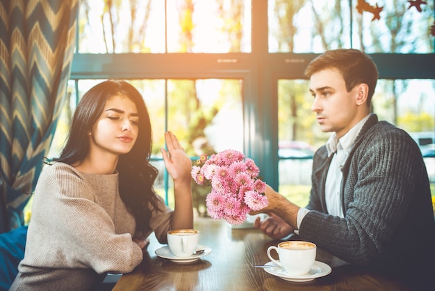 La femme rejette une fleur de son homme