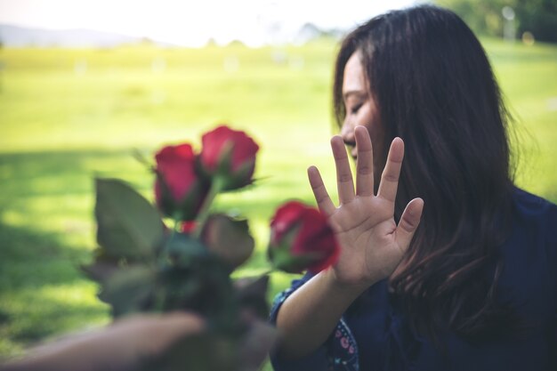 femme rejette les roses