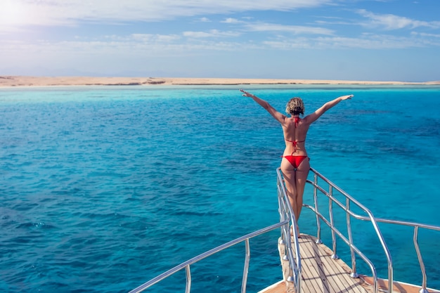 Femme relâche, à, bateau croisière, nez, à, bras ouverts