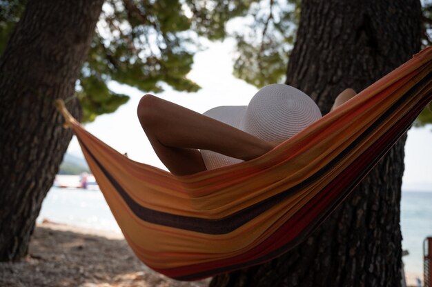 Femme relâche, dans, a, hamac, plage