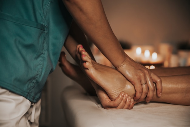 femme relaxante dans un salon spa