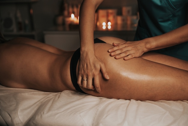 femme relaxante dans un salon spa