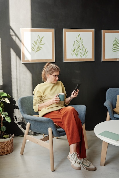 Femme relaxante pendant la pause-café