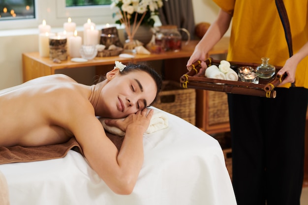 Femme relaxante pendant la procédure de spa