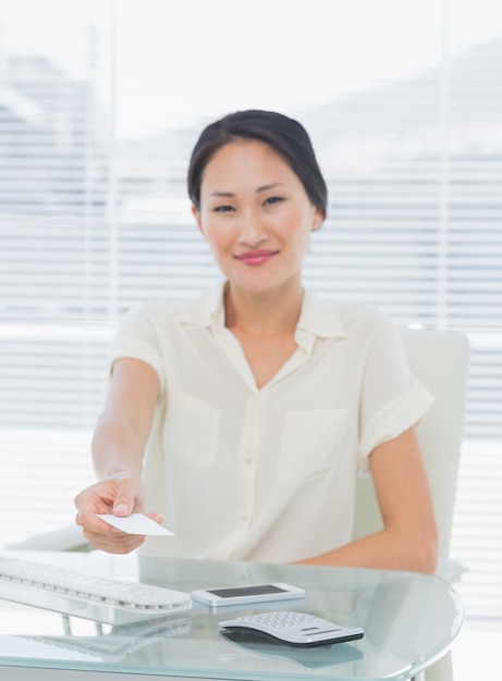 Femme remettant sa carte de visite au bureau