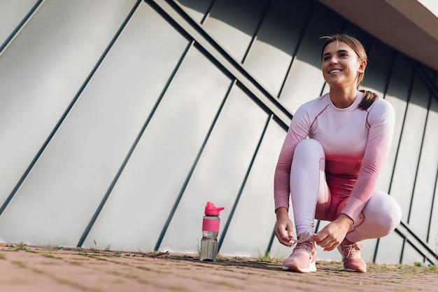 Femme de remise en forme, attacher les lacets