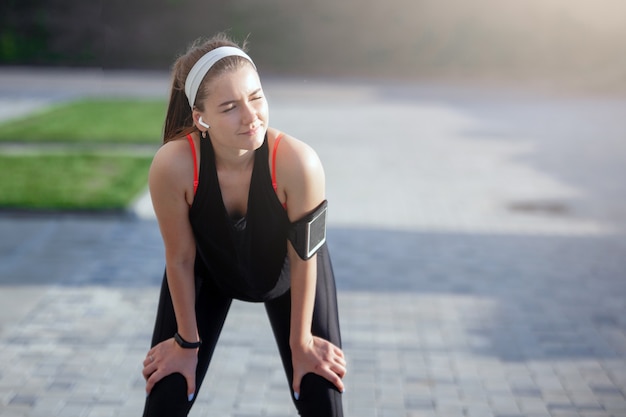 Femme de remise en forme au repos après l'échauffement