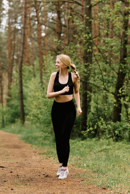 Femme de remise en forme en cours d'exécution à l'extérieur