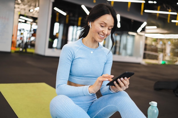 Femme de remise en forme dans les écouteurs sans fil