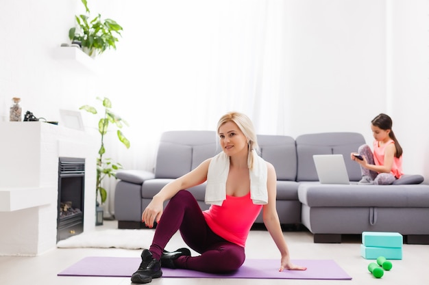 Femme de remise en forme exerçant sur le sol à la maison