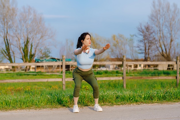 Femme de remise en forme faisant de l'exercice pour les fessiers dans le parc