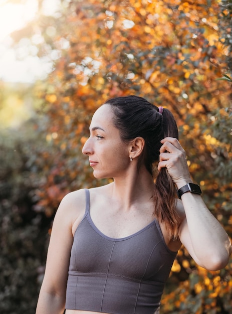 Femme de remise en forme faisant des exercices de yoga qui s'étend dans le parc d'été Sport concept sain