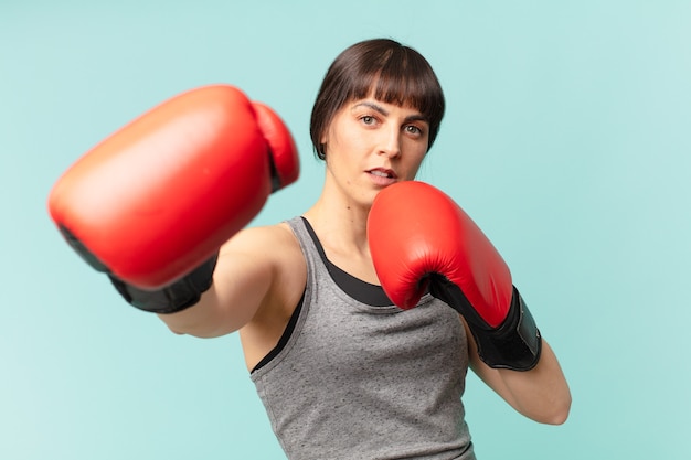 Femme de remise en forme avec des gants de boxe rouges.