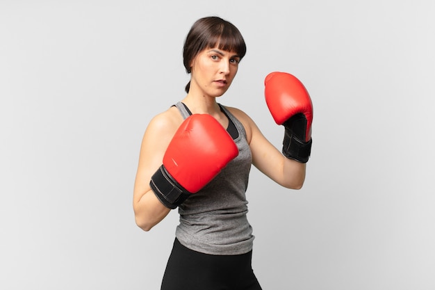 Femme de remise en forme avec des gants de boxe rouges.