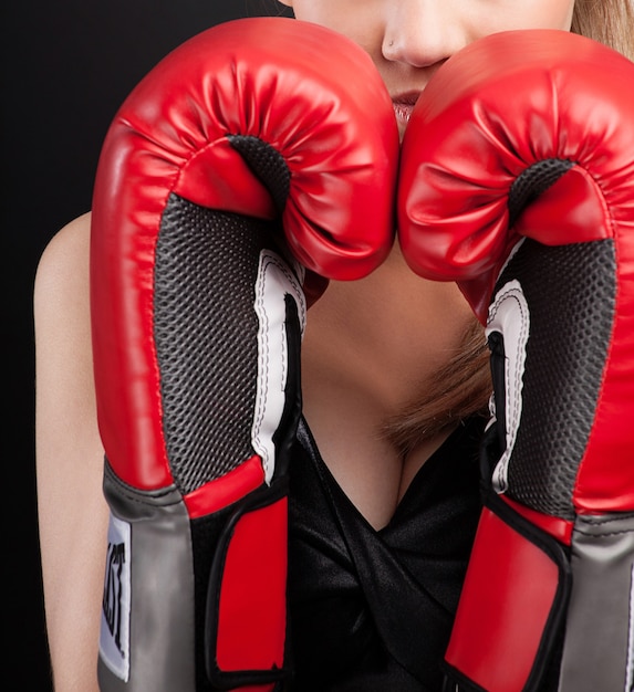 Femme de remise en forme avec des gants de boxe rouges