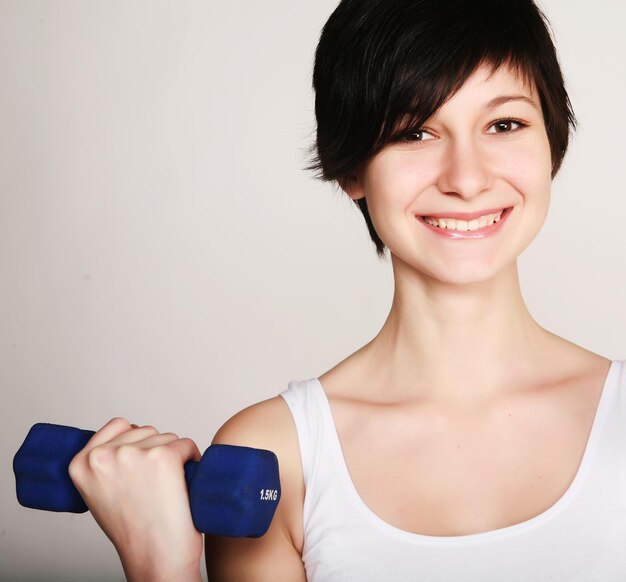 Femme de remise en forme avec des haltères