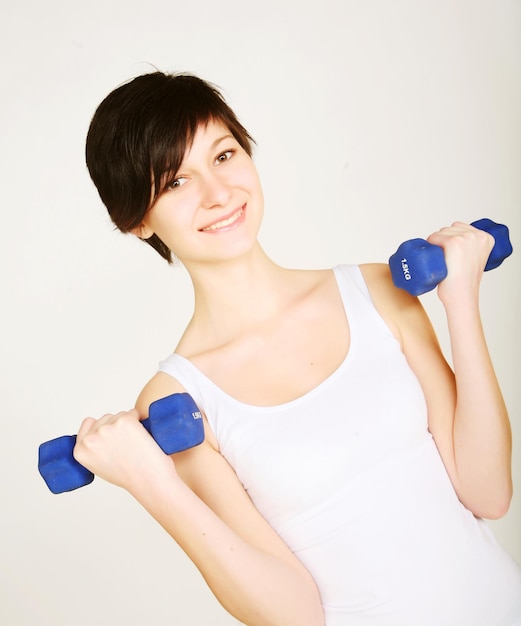 Femme de remise en forme avec des haltères