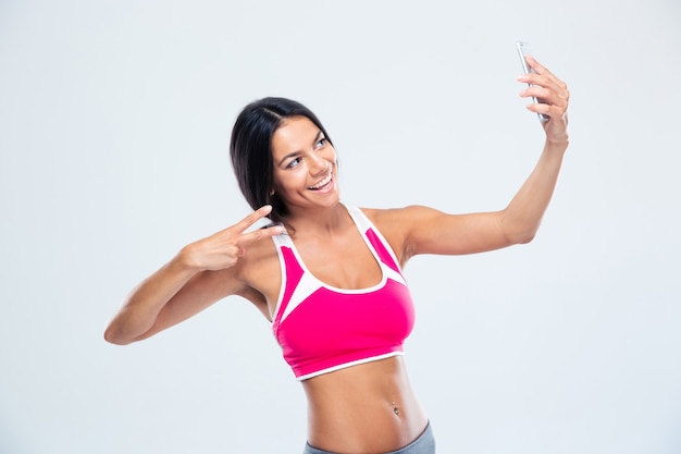 Femme de remise en forme heureuse faisant selfie