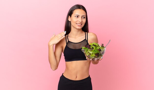 Femme de remise en forme hispanique se sentant stressée, anxieuse, fatiguée et frustrée et tenant une salade