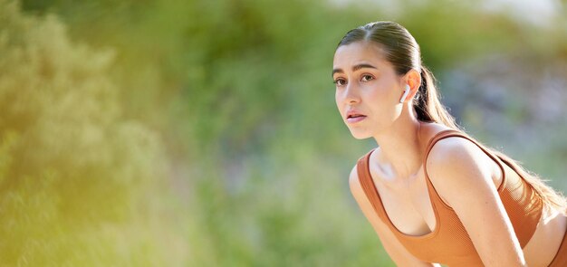 Femme de remise en forme et pause dans l'exercice de course à pied ou l'entraînement cardio pour un bien-être sain sur une maquette Respiration féminine active après une course intense pour la récupération d'énergie dans la nature pour la santé sportive