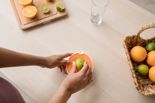 Femme de remise en forme prépare un jus de fruits sain