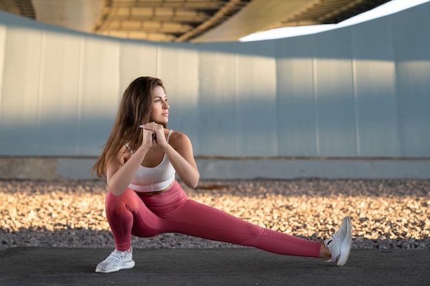 Femme de remise en forme profiter de l'exercice du matin en plein air