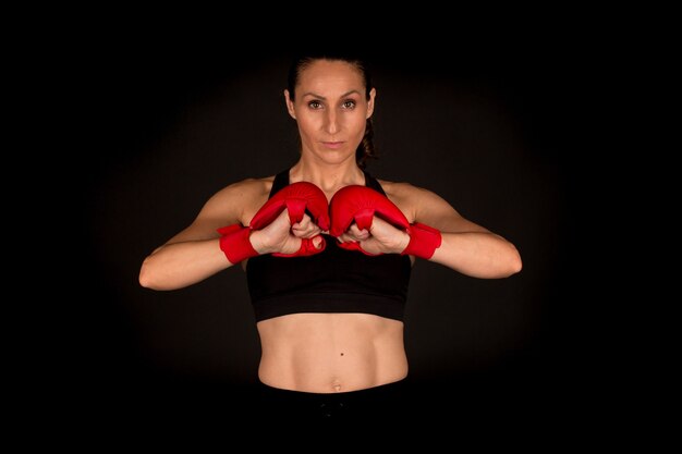 Femme de remise en forme s'entraînant avec des gants de boxe