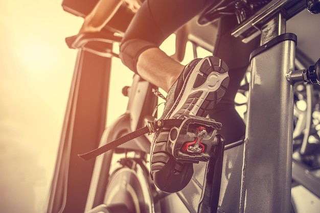 Femme de remise en forme travaillant sur un vélo d'exercice à la salle de sport.concept d'exercice.fitness et mode de vie sain