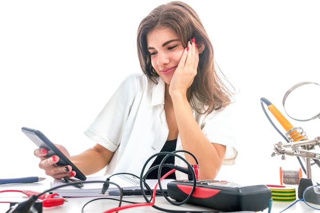 Femme réparant une pièce d'ordinateur, centre de service, service de réparation électronique