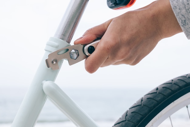 Femme réparant son vélo en plein air