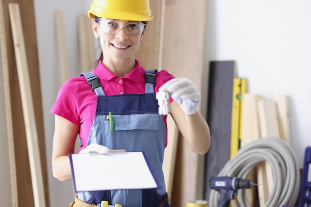 Femme réparatrice avec documents et clés