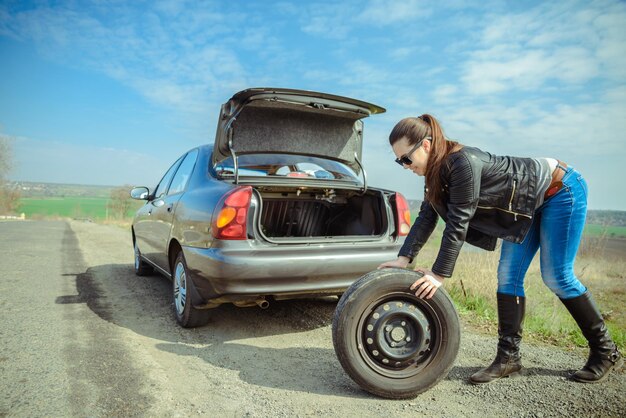 Femme réparer la roue