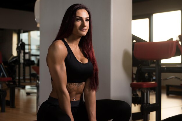 Femme reposant sur un banc dans un centre de remise en forme