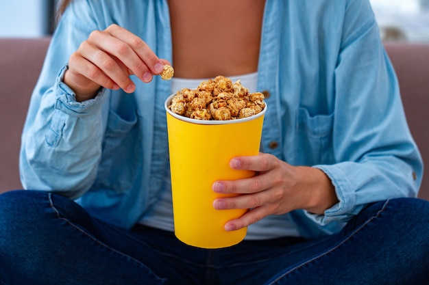 Femme, reposer, manger, croustillant, caramel, pop-corn, quoique, regarder, tv