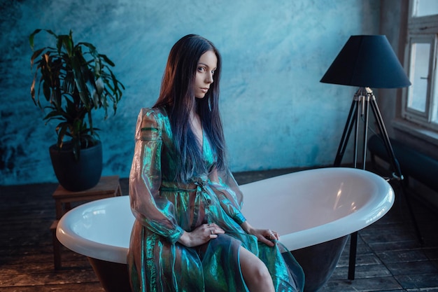 Une Femme Ressemble à Une Triste Petite Sirène D'un Conte De Fées Belle Mariée Se Détendre Dans La Baignoire Robe De Mariée Couleurs Sérénité Blanc Studio