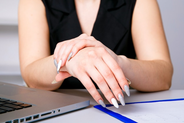 Femme Ressentant Une Douleur Au Poignet Après Avoir Travaillé Sur Un Ordinateur Portable.