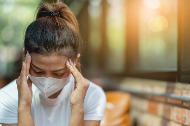 Cette femme a ressenti de la douleur et un engourdissement dans ses nerfs après avoir subi les effets secondaires de COVID19