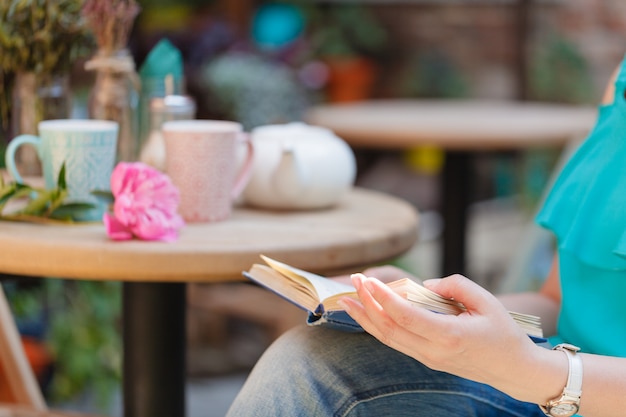 Femme, restaurant, lecture, livre